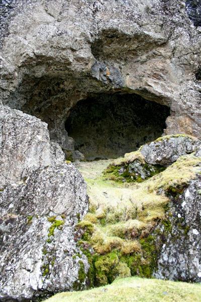 Flugustaðahellar